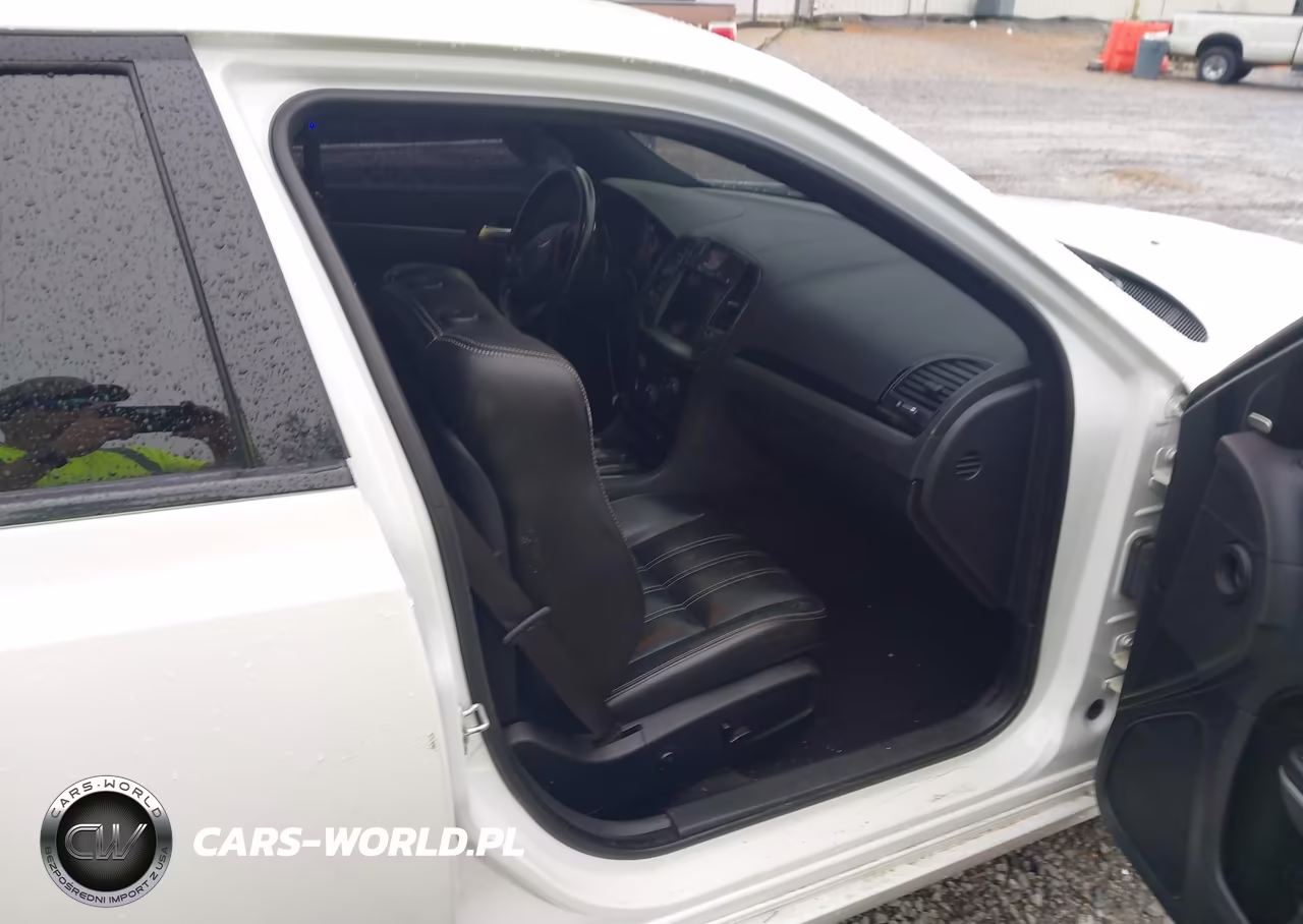 2019 Chrysler 300 300S VIN:2C3CCABG4KH635018 - 5