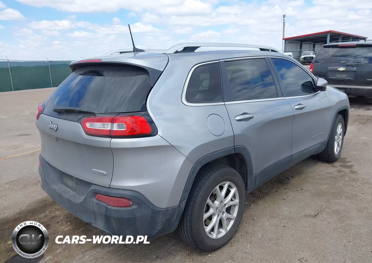 2016 Jeep Cherokee Latitude VIN:1C4PJMCS8GW178553 - 4