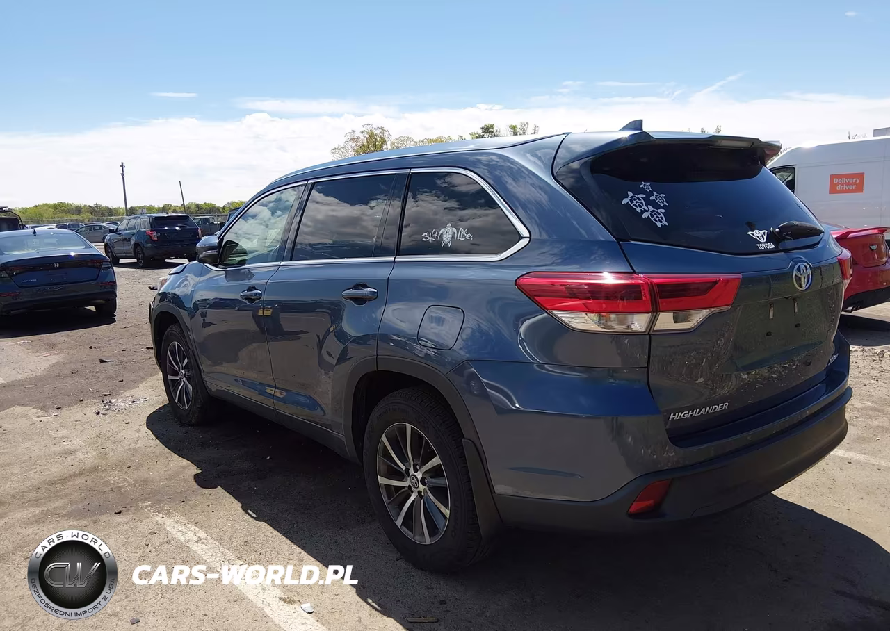 2018 Toyota Highlander Xle VIN:5TDJZRFH6JS804636 - 3