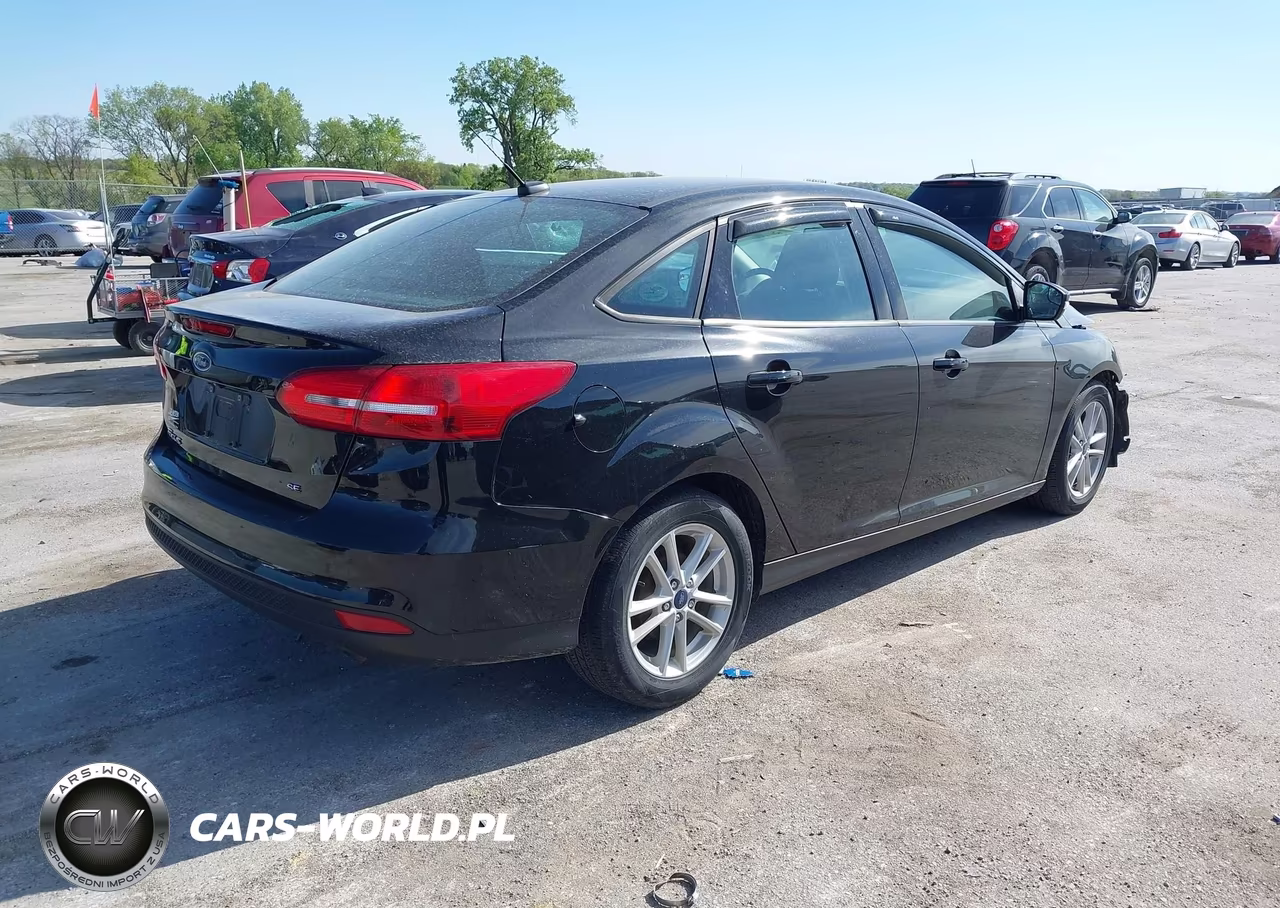 2018 Ford Focus Se VIN:1FADP3F27JL278357 - 4