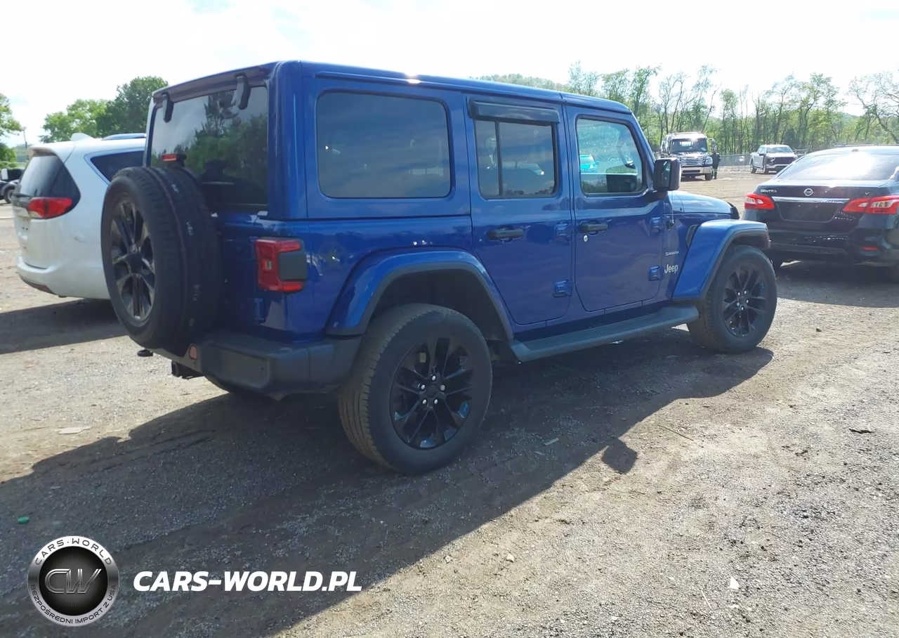 2018 Jeep Wrangler Unlimited Sahara 4X4 VIN:1C4HJXEG0JW253381 - 4
