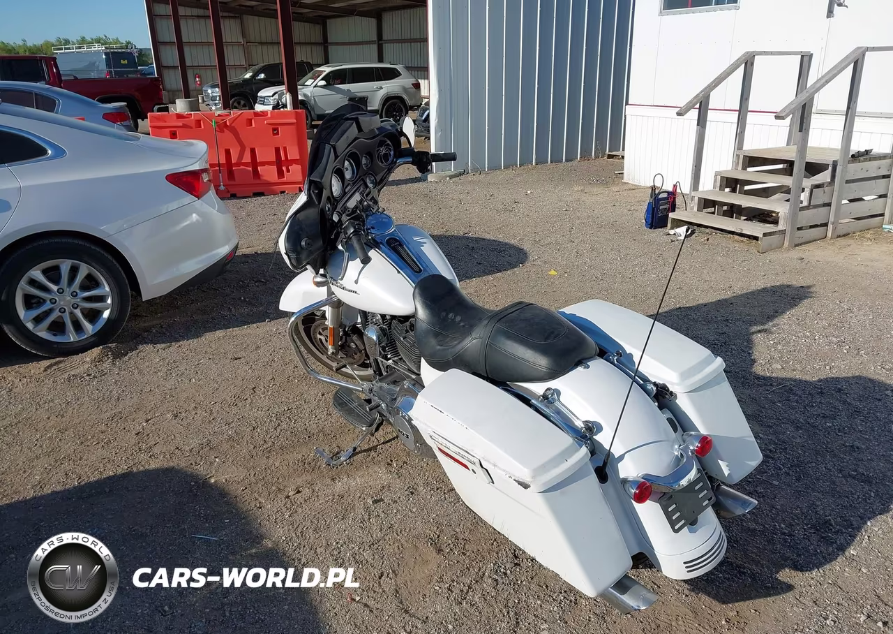 2011 Harley-Davidson Flhx VIN:1HD1KBM11BB666934 - 3