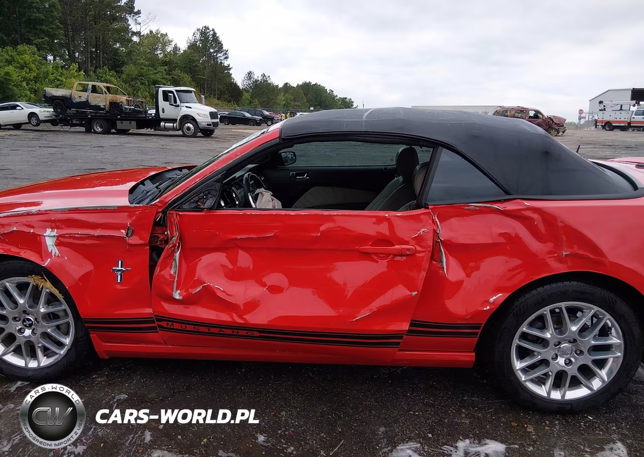 2014 Ford Mustang V6 Premium VIN:1ZVBP8EM3E5315073 - 14