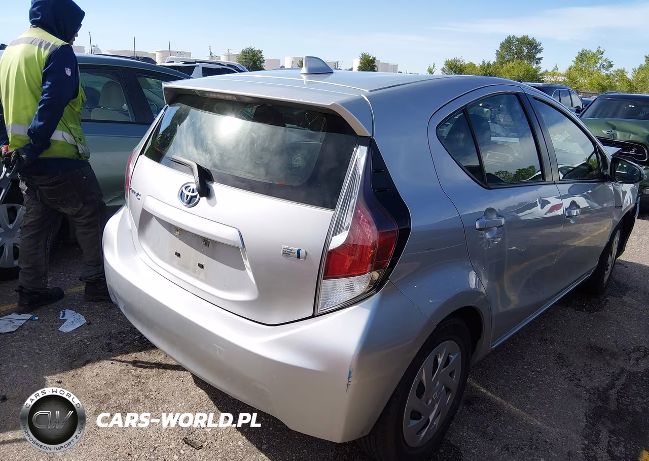 2016 Toyota Prius C Two VIN:JTDKDTB37G1119075 - 4