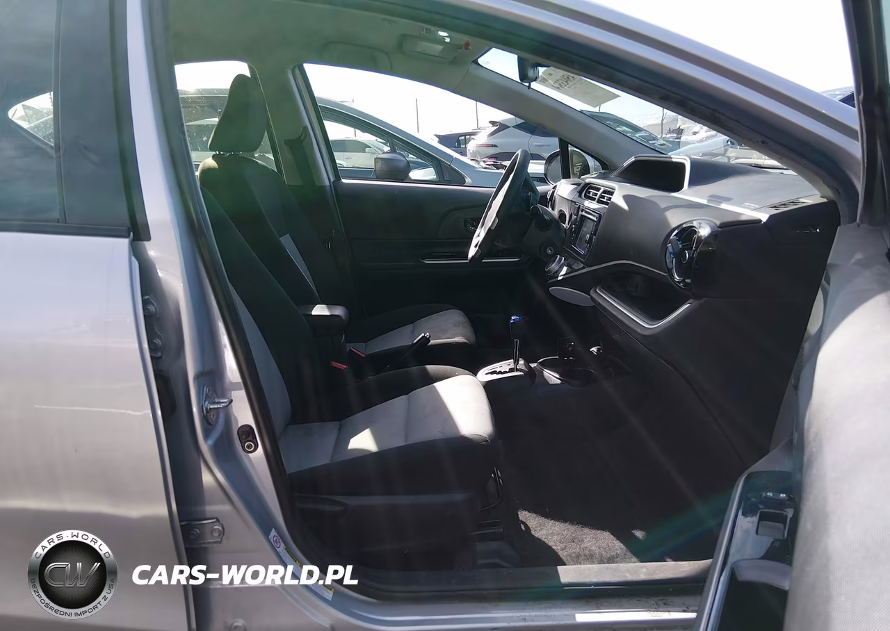 2016 Toyota Prius C Two VIN:JTDKDTB37G1119075 - 5