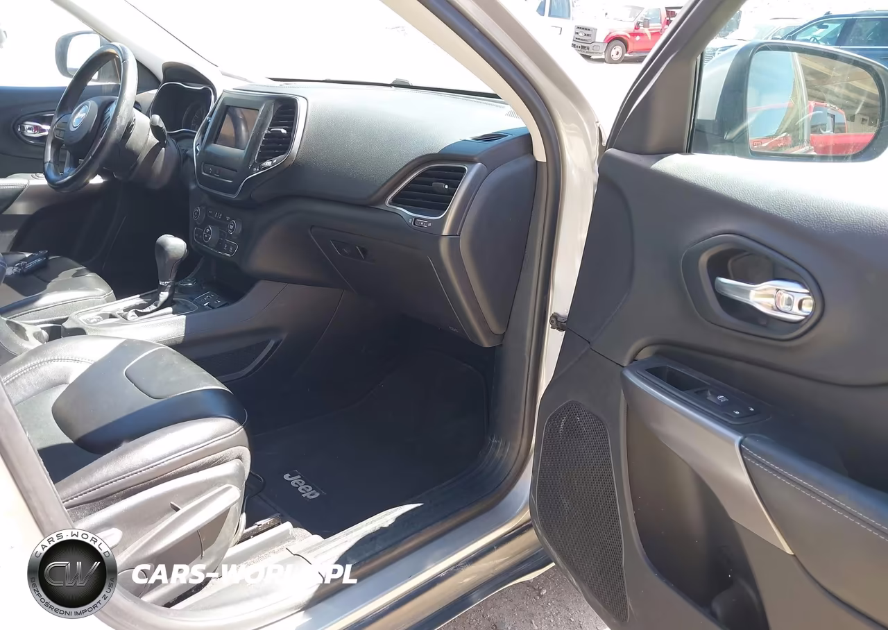 2019 Jeep Cherokee Latitude Plus 4X4 VIN:1C4PJMLB7KD226922 - 5