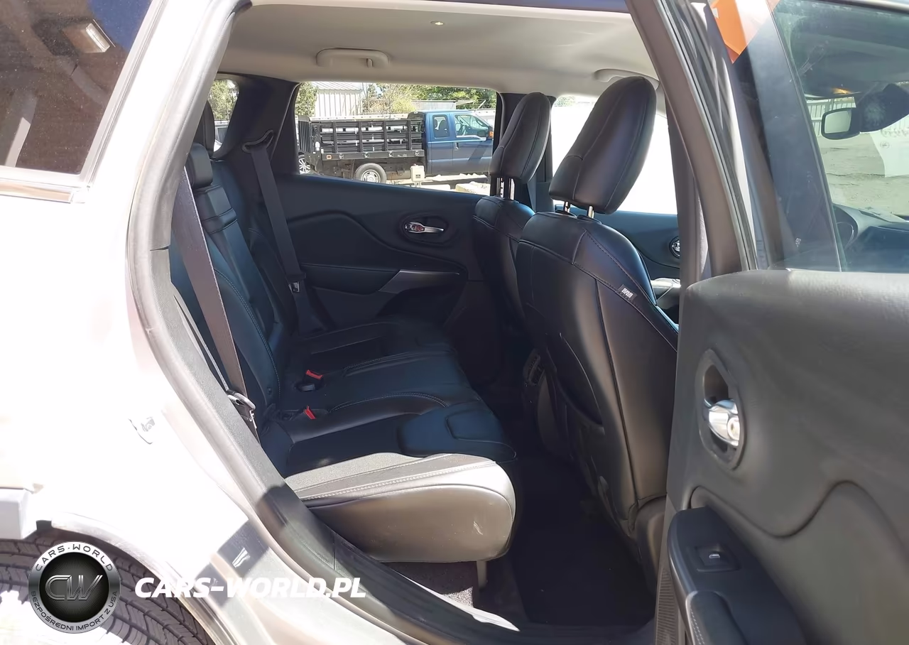 2019 Jeep Cherokee Latitude Plus 4X4 VIN:1C4PJMLB7KD226922 - 8