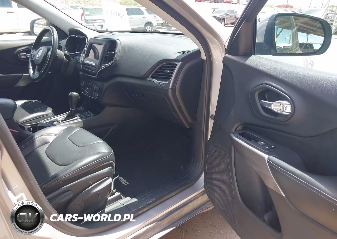 2019 Jeep Cherokee Latitude Plus 4X4 VIN:1C4PJMLB5KD226921 - 5