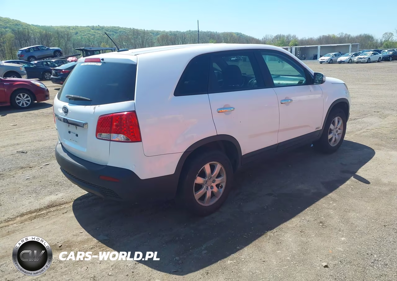 2011 Kia Sorento Lx VIN:5XYKTCA1XBG010489 - 4