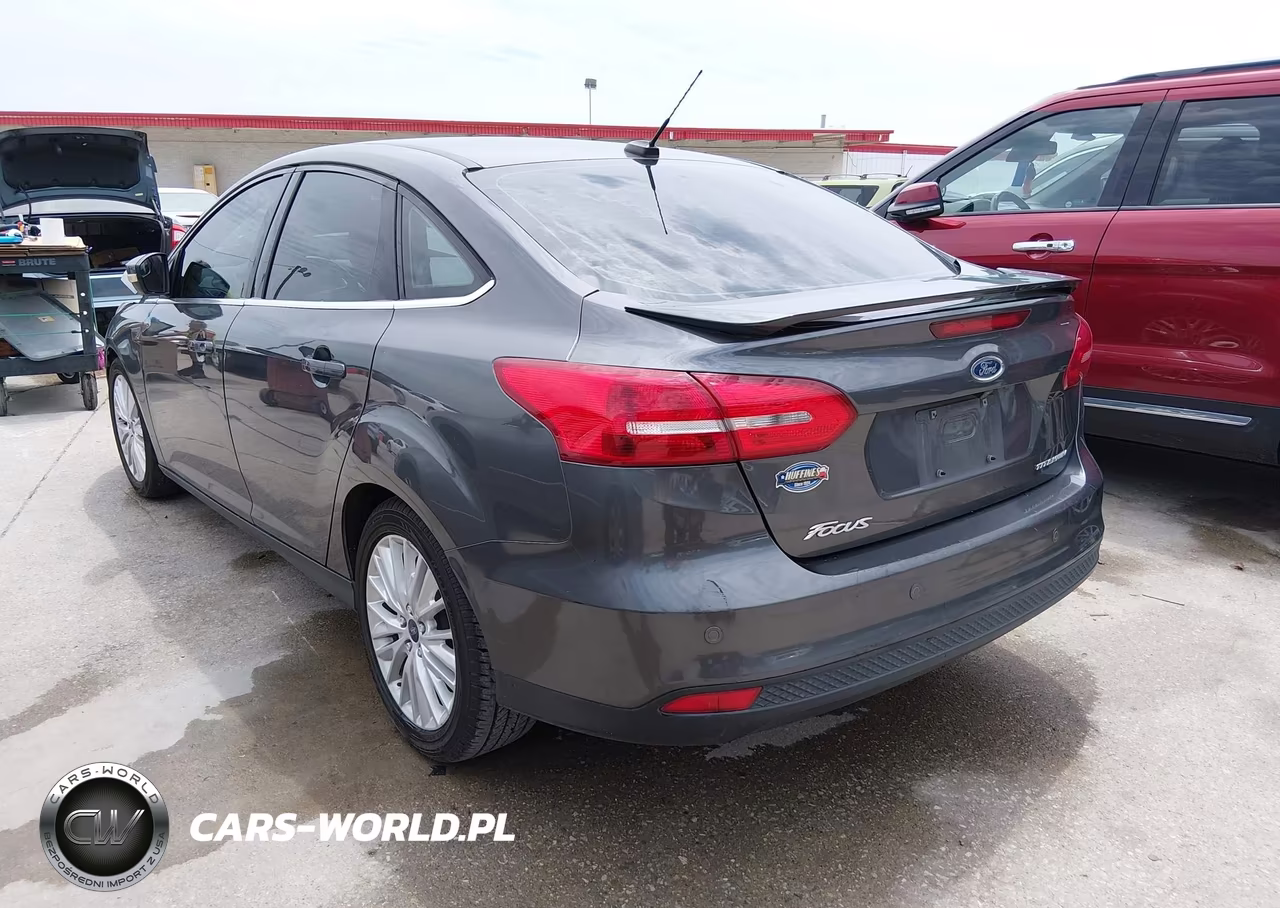 2018 Ford Focus Titanium VIN:1FADP3J27JL233104 - 3