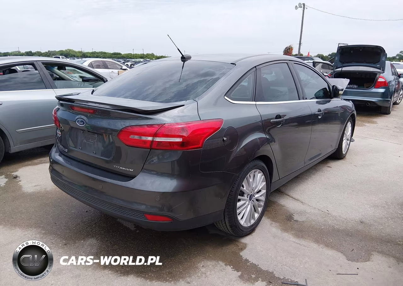 2018 Ford Focus Titanium VIN:1FADP3J27JL233104 - 4