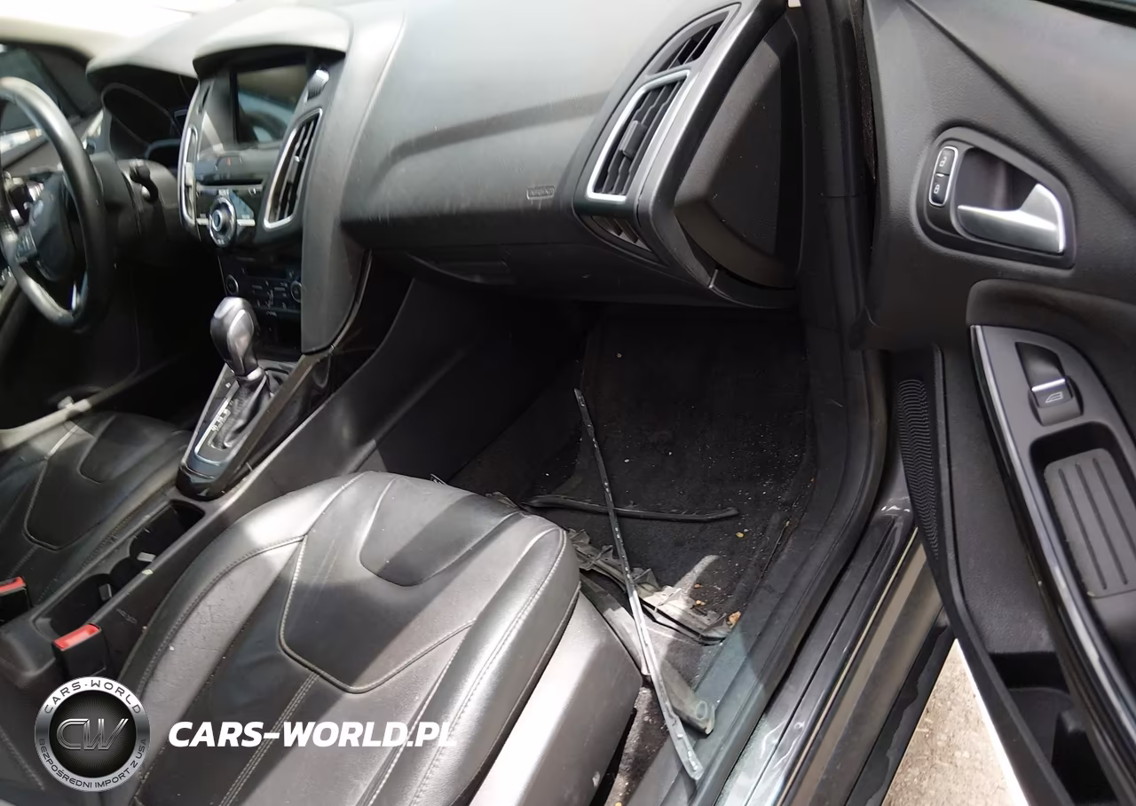 2018 Ford Focus Titanium VIN:1FADP3J27JL233104 - 5