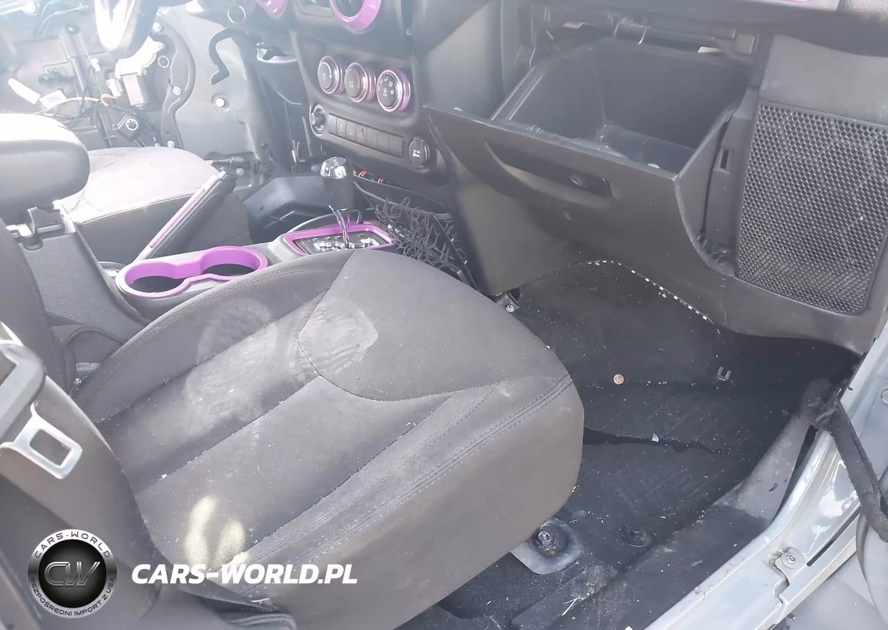 2015 Jeep Wrangler Unlimited Sport VIN:1C4BJWDG4FL550096 - 5