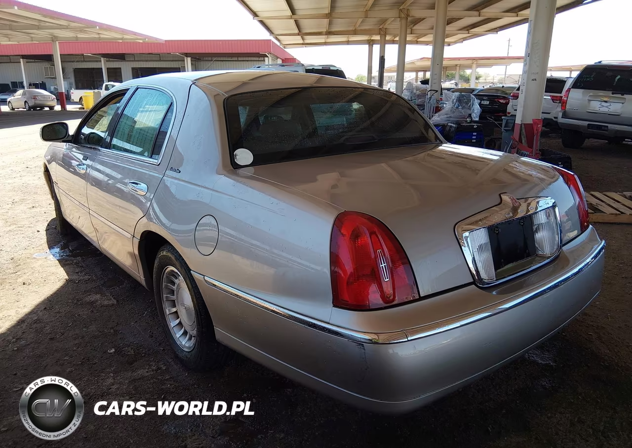 2000 Lincoln Town Car Executive VIN:1LNHM81WXYY918811 - 3