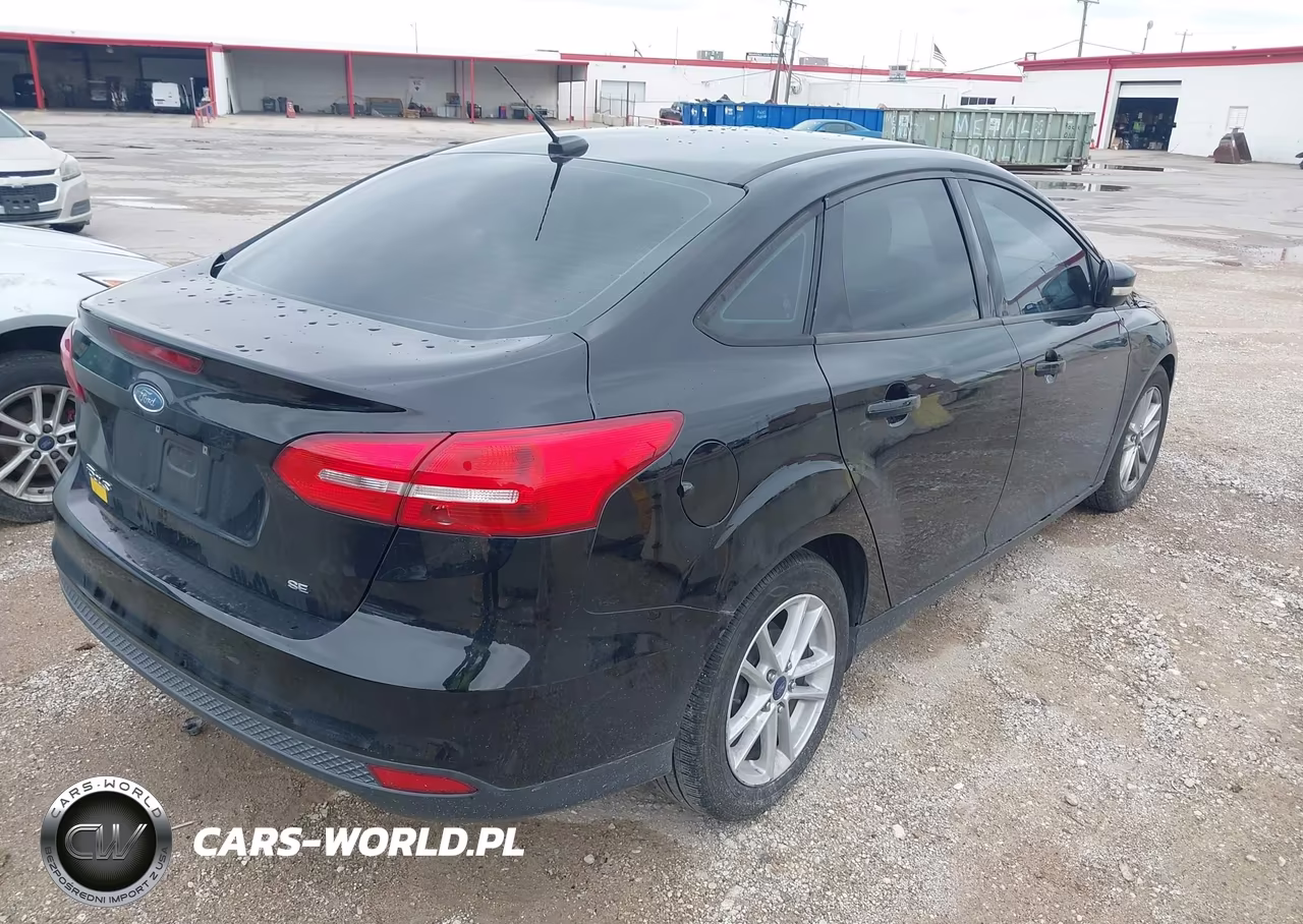 2017 Ford Focus Se VIN:1FADP3F20HL338070 - 4