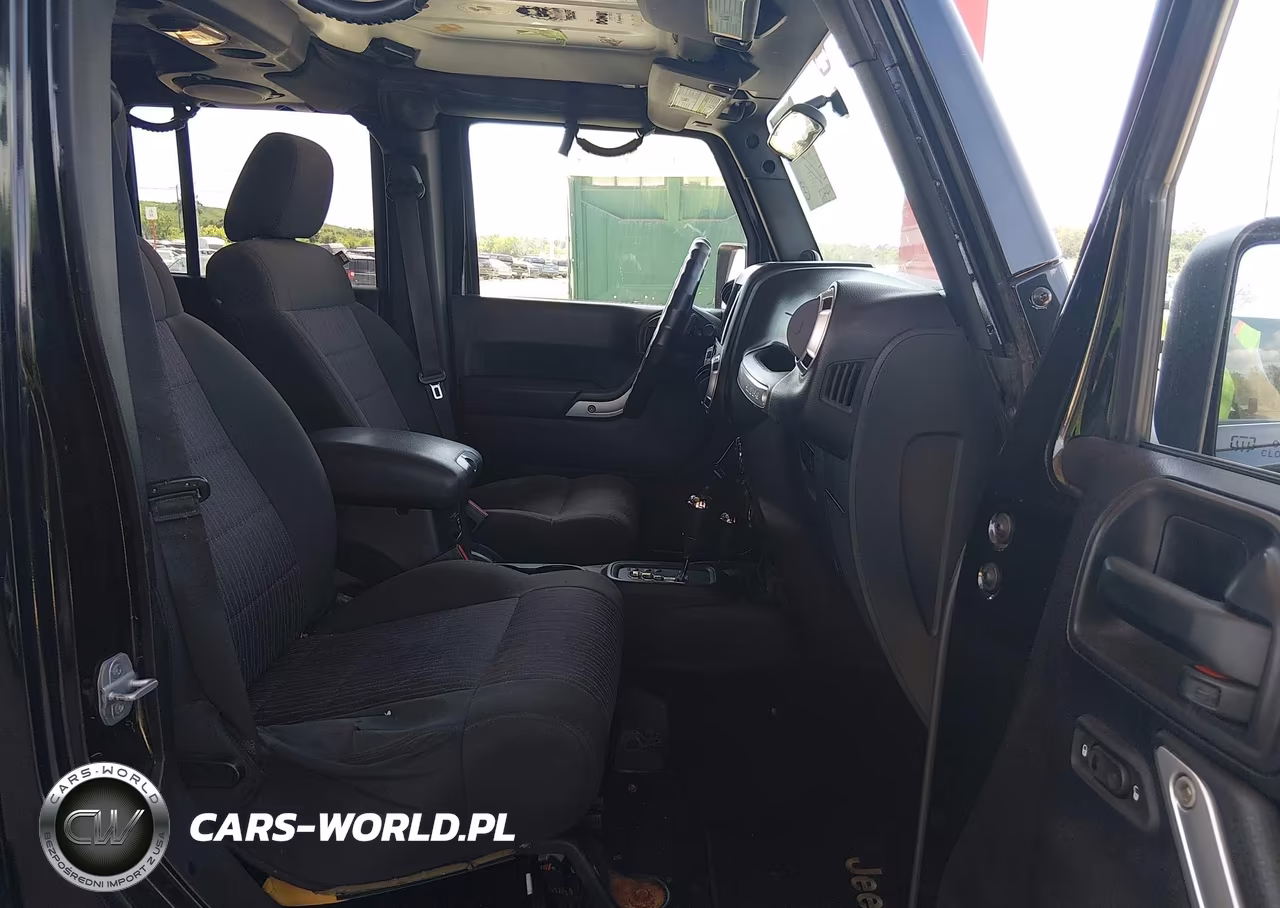 2012 Jeep Wrangler Unlimited Sahara VIN:1C4HJWEG5CL163402 - 5