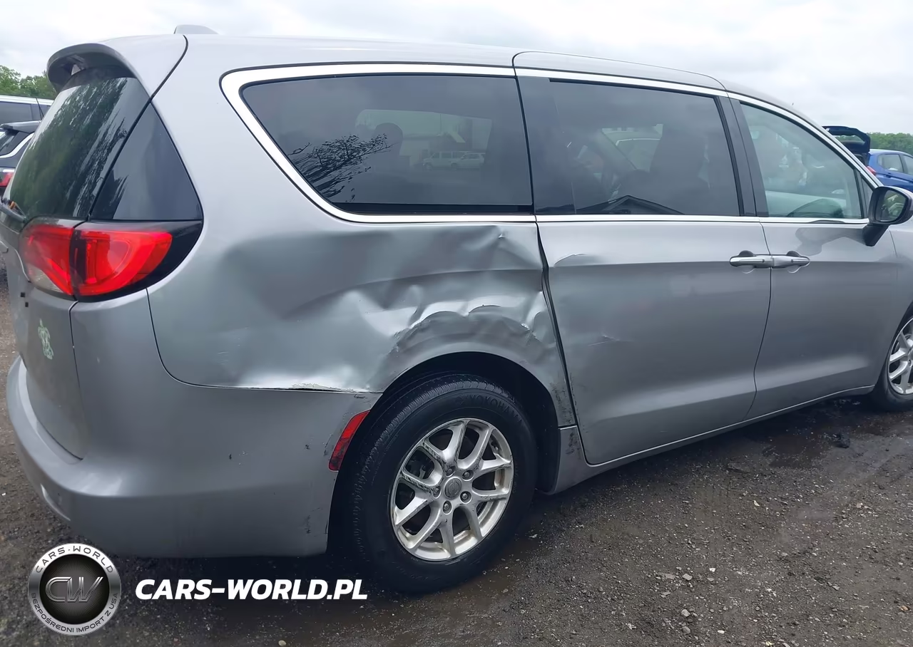 2017 Chrysler Pacifica Touring VIN:2C4RC1DG7HR512870 - 6