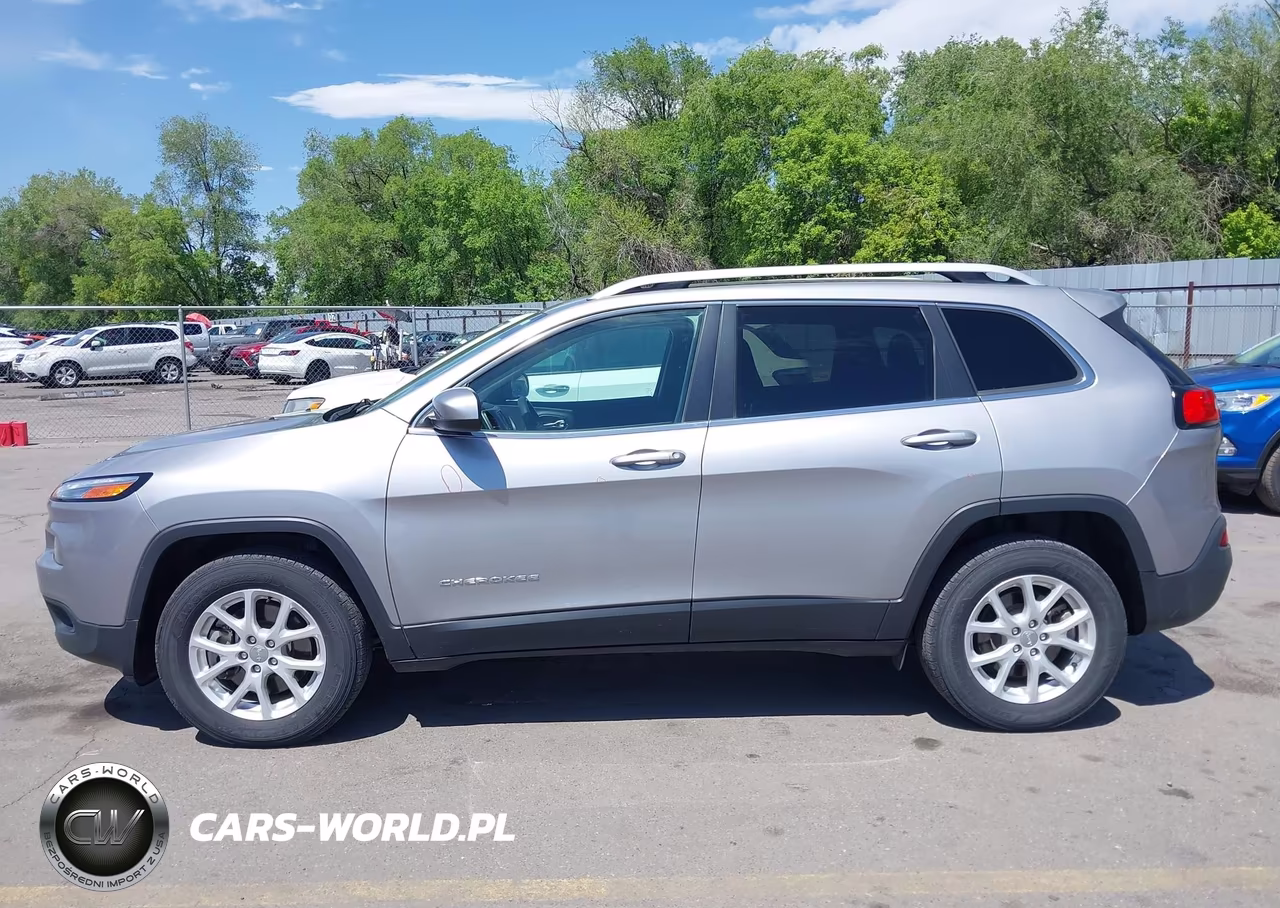 2018 Jeep Cherokee Latitude 4X4 VIN:1C4PJMCB9JD528484 - 14