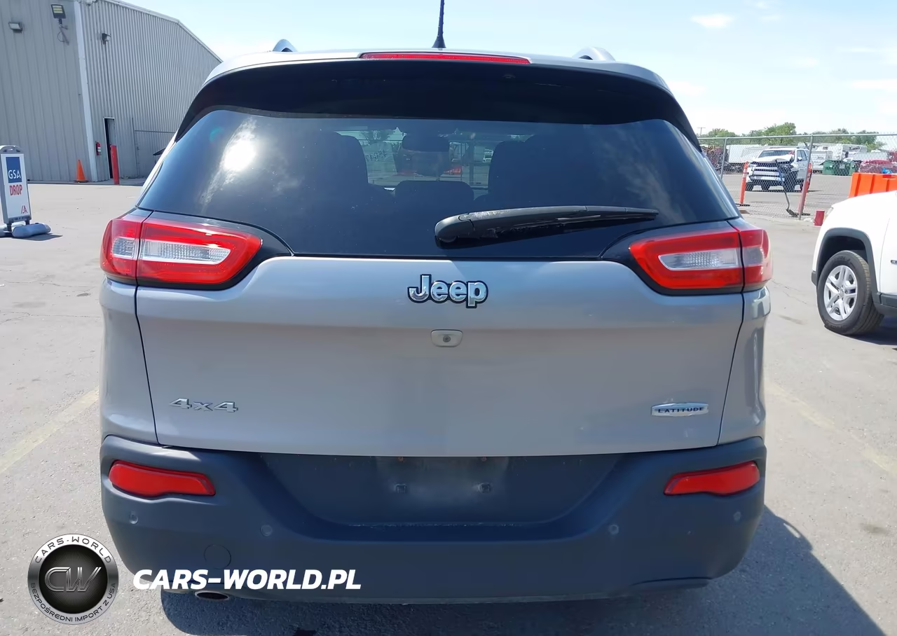 2018 Jeep Cherokee Latitude 4X4 VIN:1C4PJMCB9JD528484 - 16