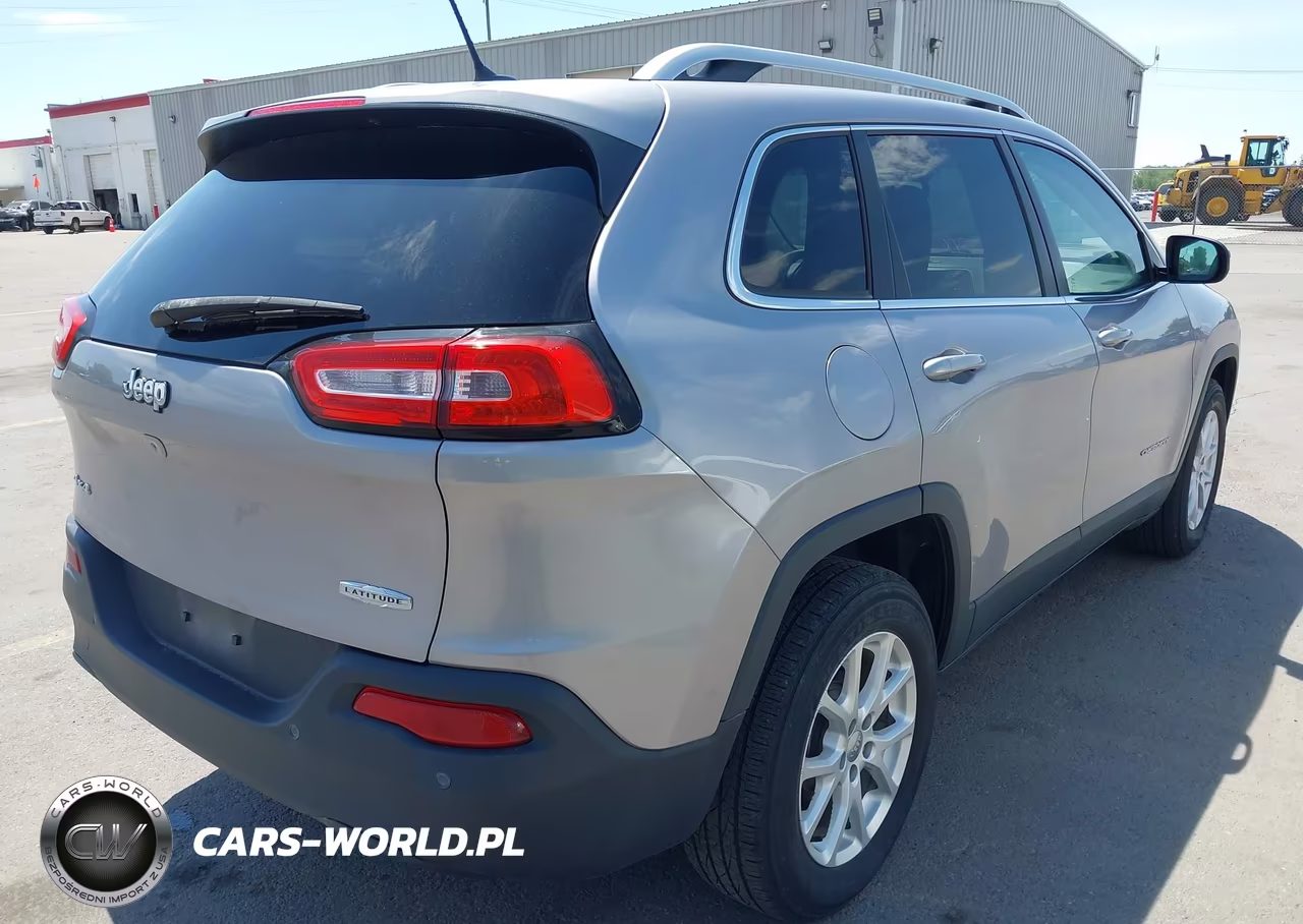 2018 Jeep Cherokee Latitude 4X4 VIN:1C4PJMCB9JD528484 - 4