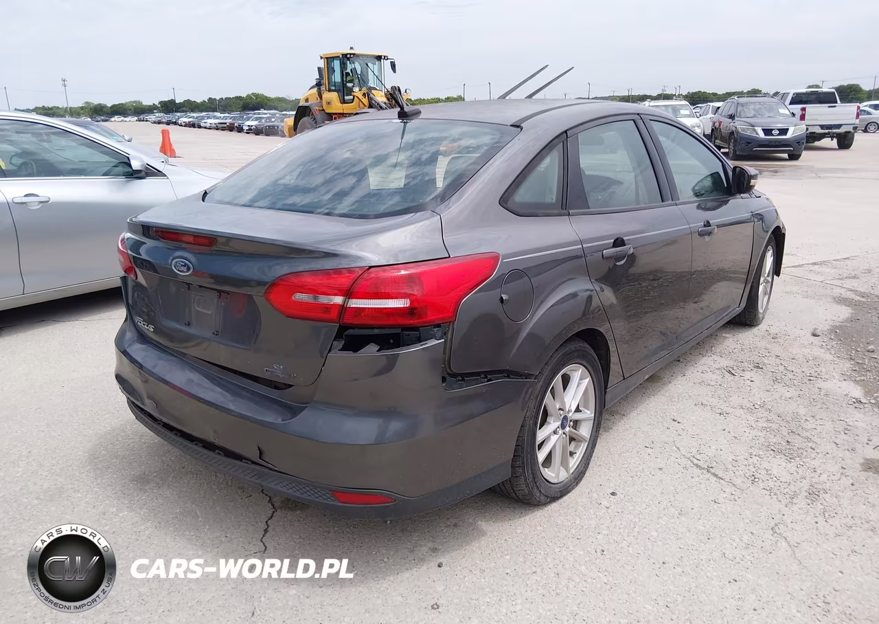 2016 Ford Focus Se VIN:1FADP3F24GL208727 - 4