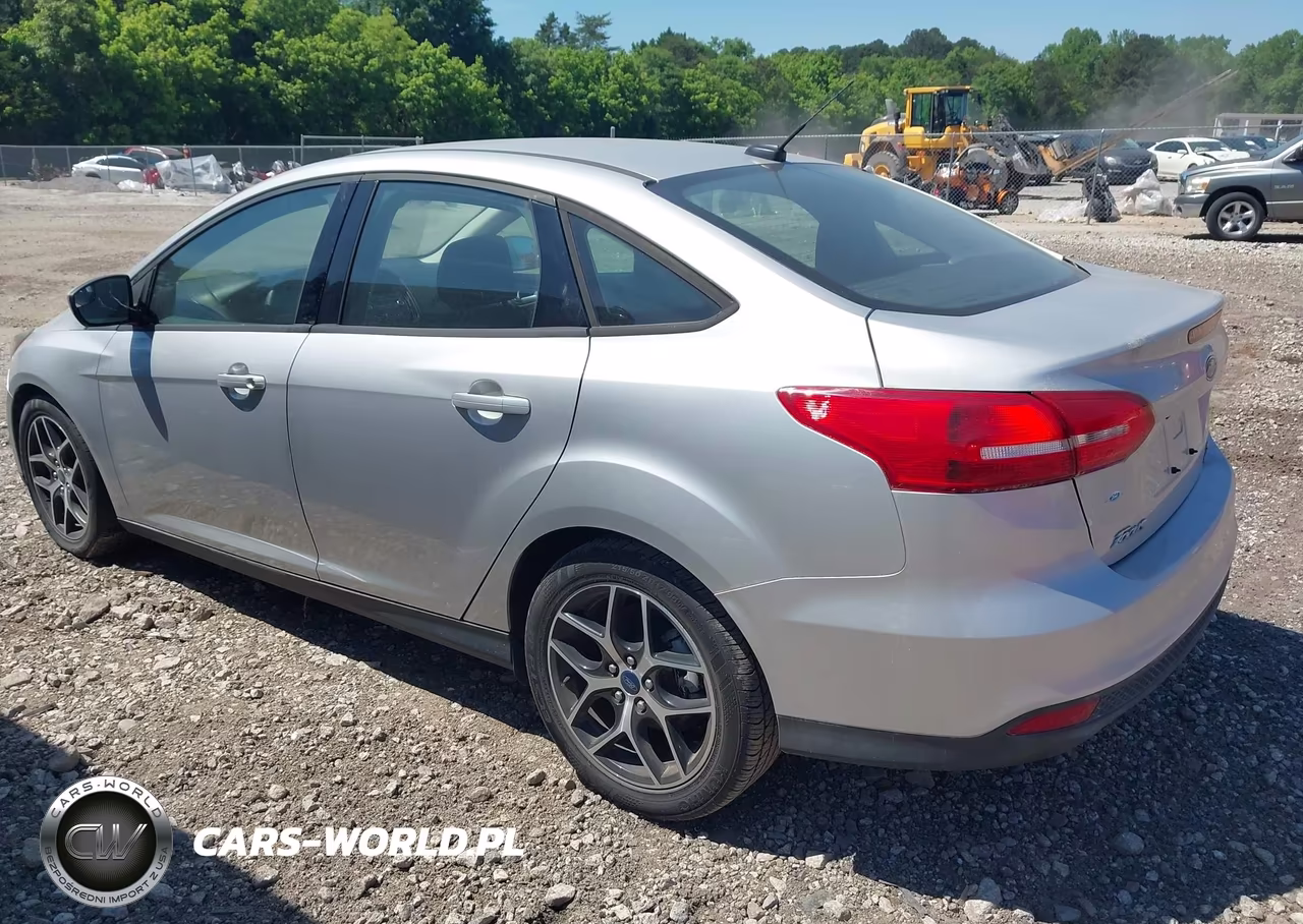 2018 Ford Focus Se VIN:1FADP3FE6JL243173 - 3