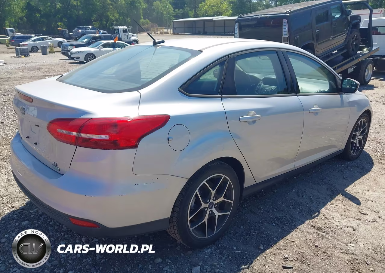 2018 Ford Focus Se VIN:1FADP3FE6JL243173 - 4