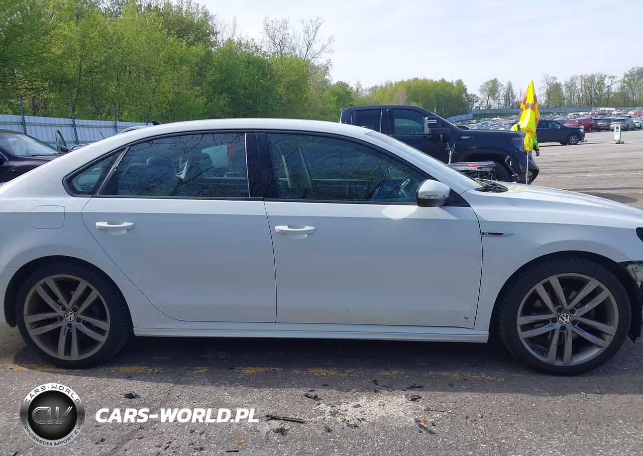 2018 Volkswagen Passat 2.0T R-Line-2.0T S VIN:1VWAA7A31JC048624 - 14