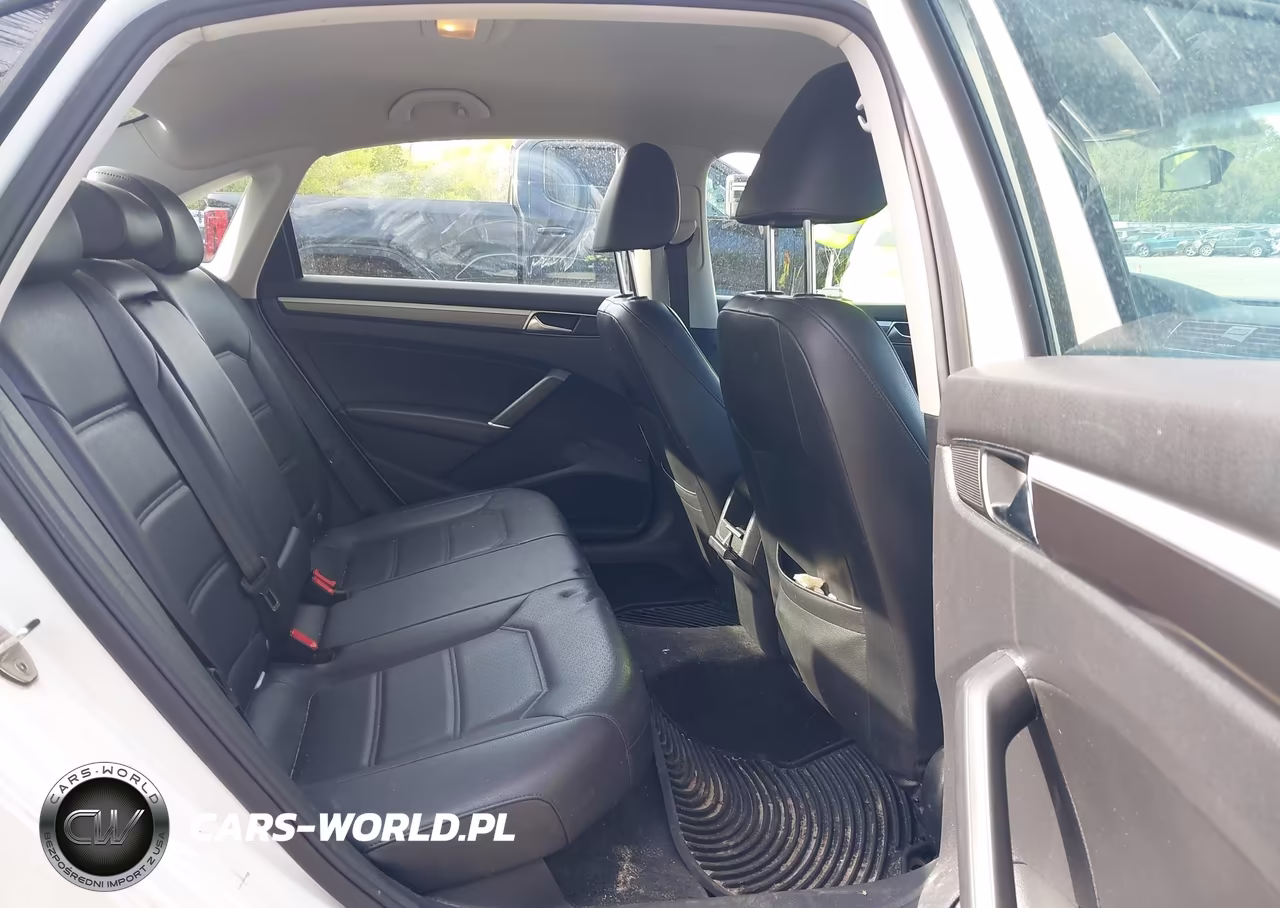 2018 Volkswagen Passat 2.0T R-Line-2.0T S VIN:1VWAA7A31JC048624 - 8