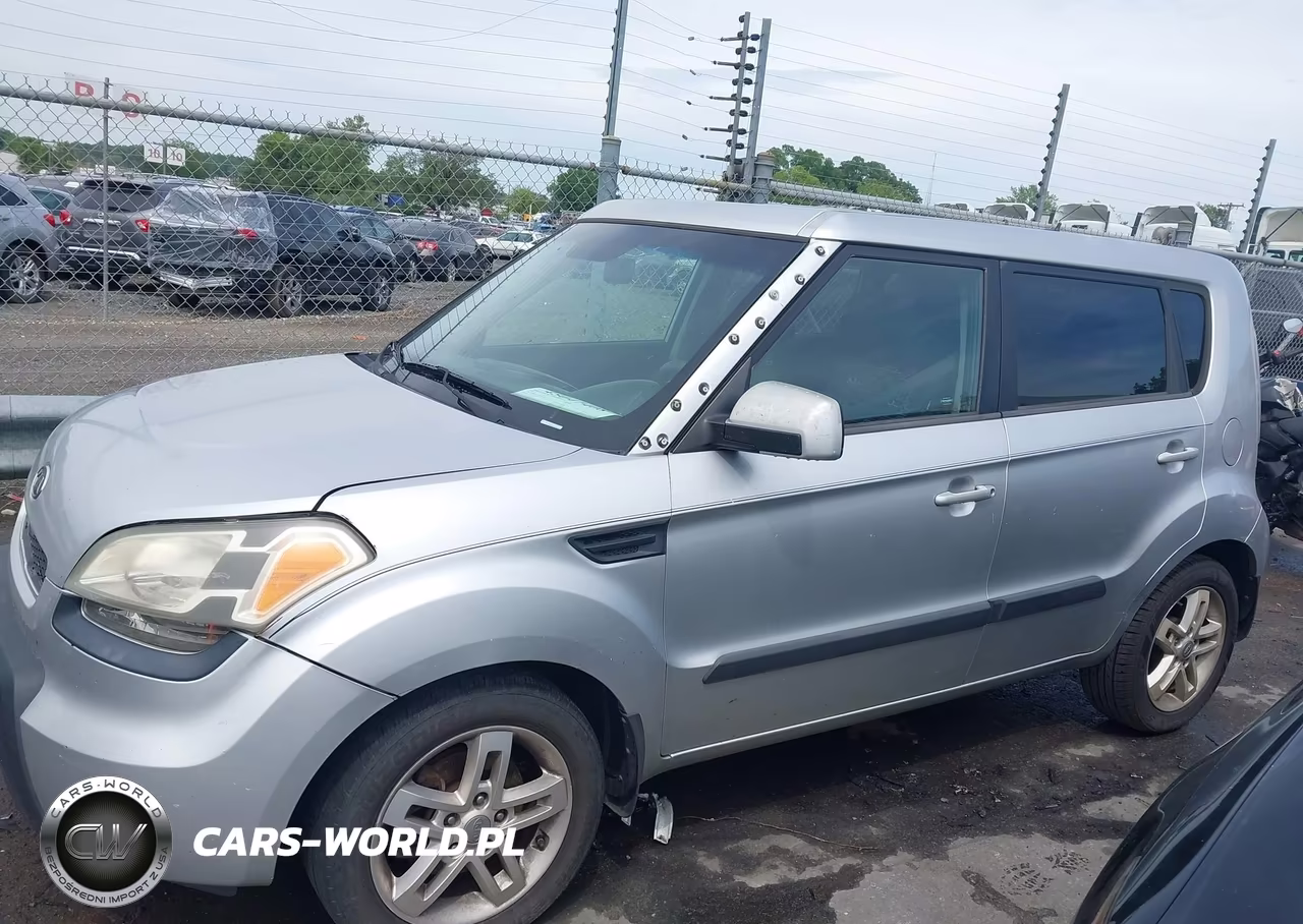 2011 Kia Soul + VIN:KNDJT2A27B7335855 - 14