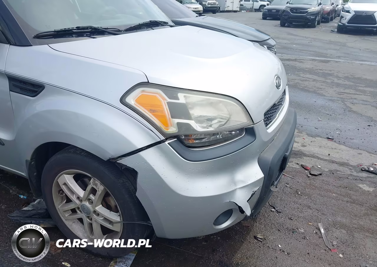 2011 Kia Soul + VIN:KNDJT2A27B7335855 - 6