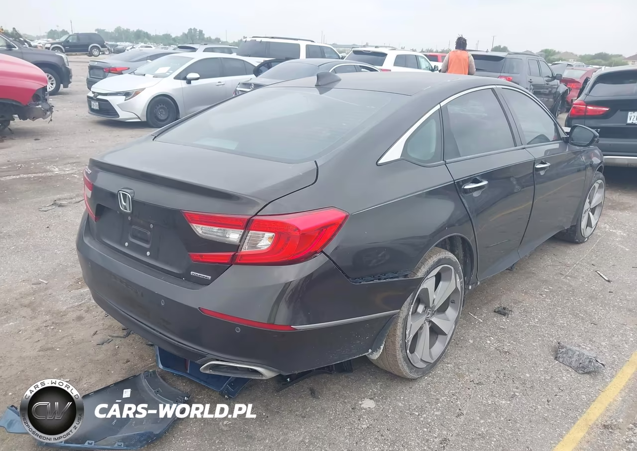 2018 Honda Accord Touring VIN:1HGCV1F96JA030482 - 4
