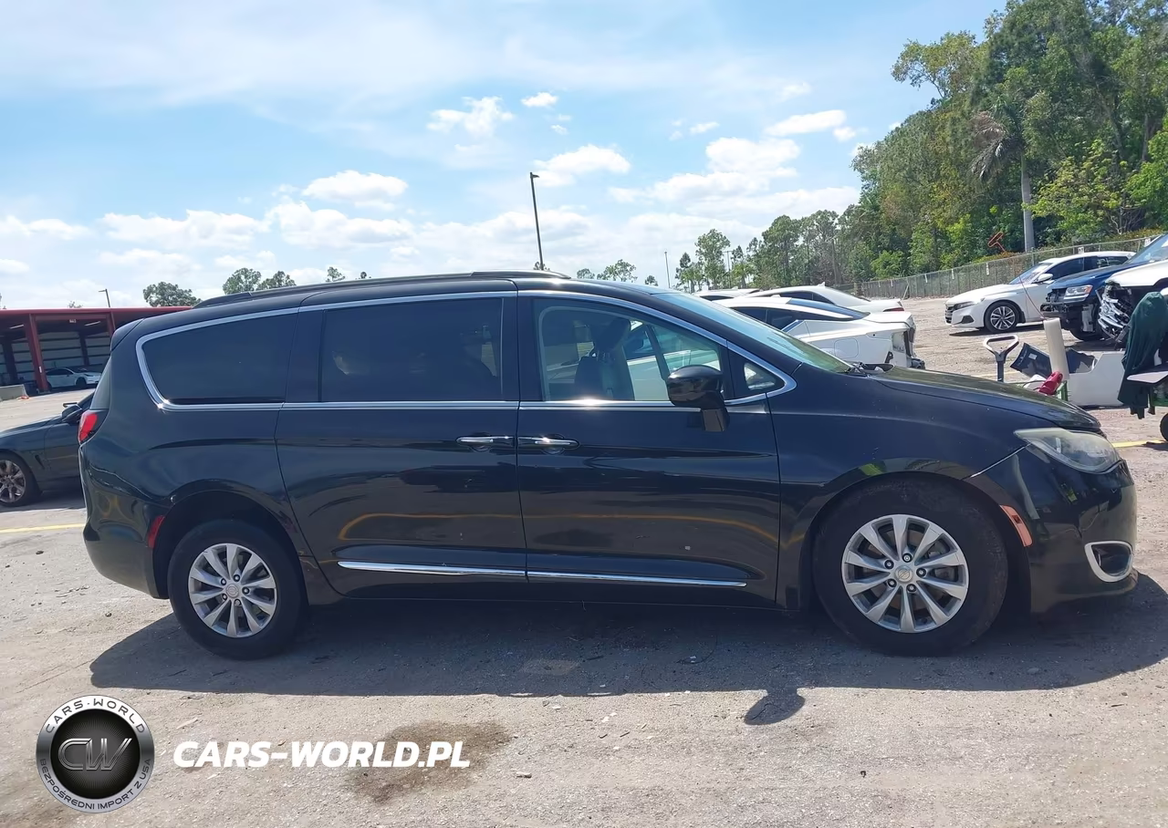 2017 Chrysler Pacifica Touring-L VIN:2C4RC1BG5HR516399 - 12