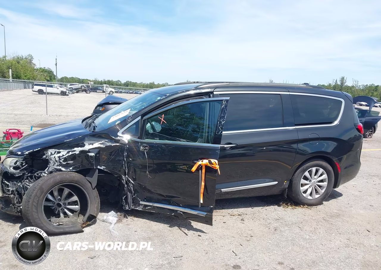 2017 Chrysler Pacifica Touring-L VIN:2C4RC1BG5HR516399 - 13