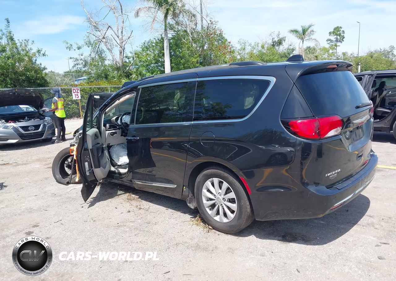 2017 Chrysler Pacifica Touring-L VIN:2C4RC1BG5HR516399 - 3