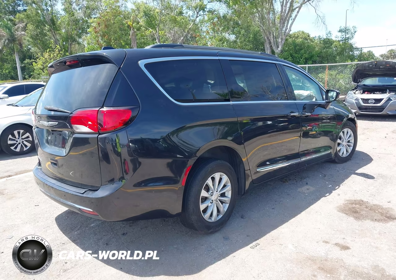 2017 Chrysler Pacifica Touring-L VIN:2C4RC1BG5HR516399 - 4