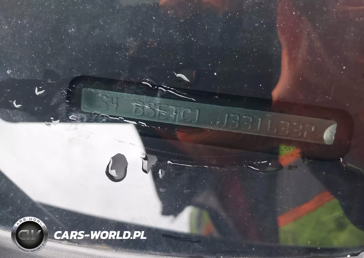 2018 Subaru Outback 3.6R Touring VIN:4S4BSETC1J3316332 - 9