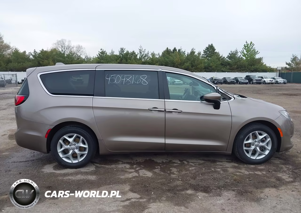2017 Chrysler Pacifica Touring Plus VIN:2C4RC1BG9HR844540 - 13
