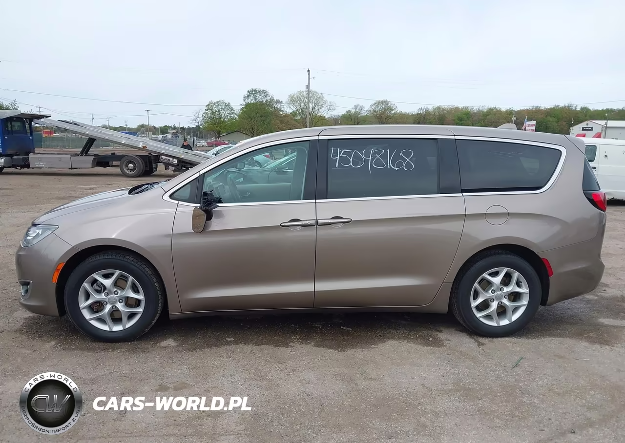 2017 Chrysler Pacifica Touring Plus VIN:2C4RC1BG9HR844540 - 14