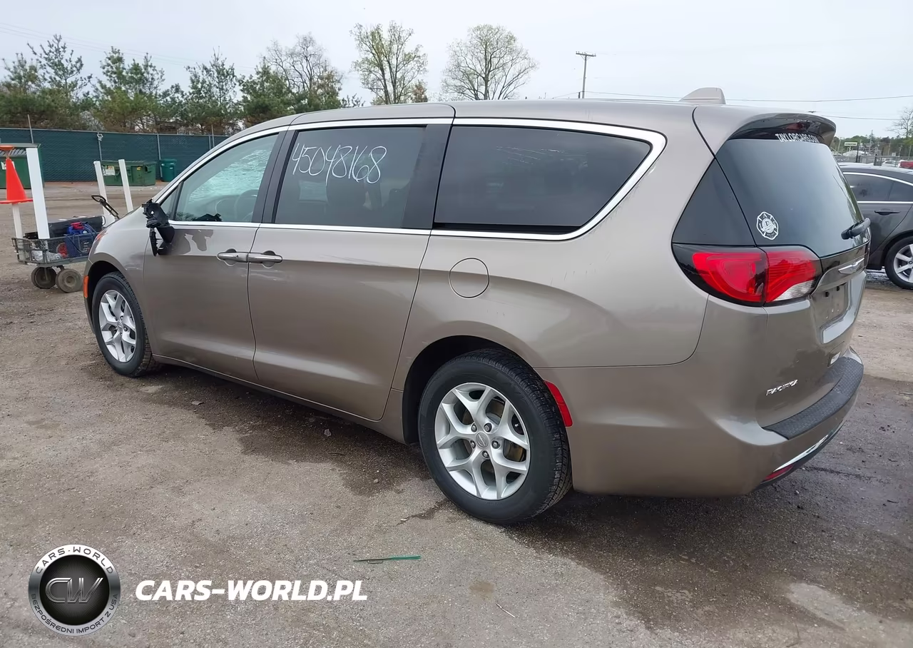 2017 Chrysler Pacifica Touring Plus VIN:2C4RC1BG9HR844540 - 3