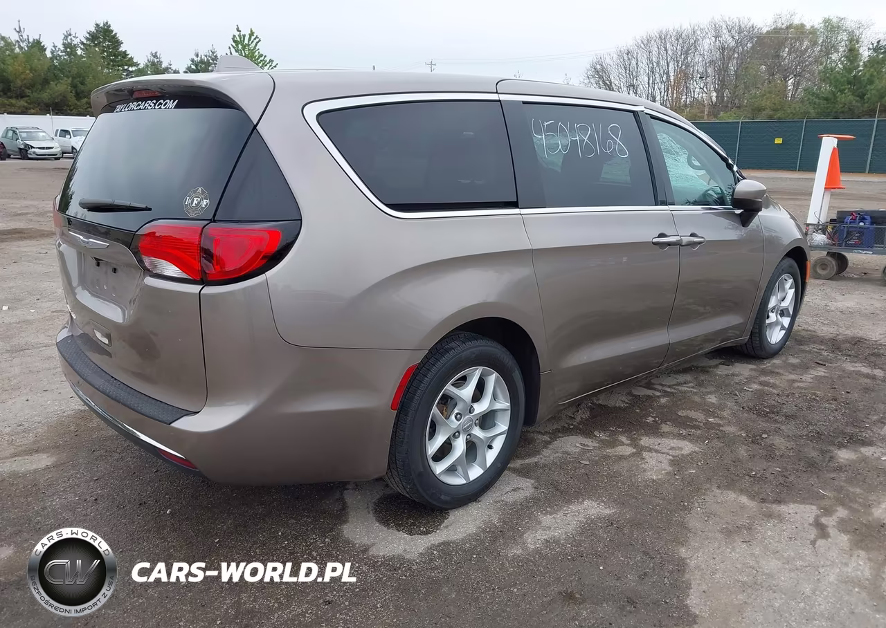 2017 Chrysler Pacifica Touring Plus VIN:2C4RC1BG9HR844540 - 4