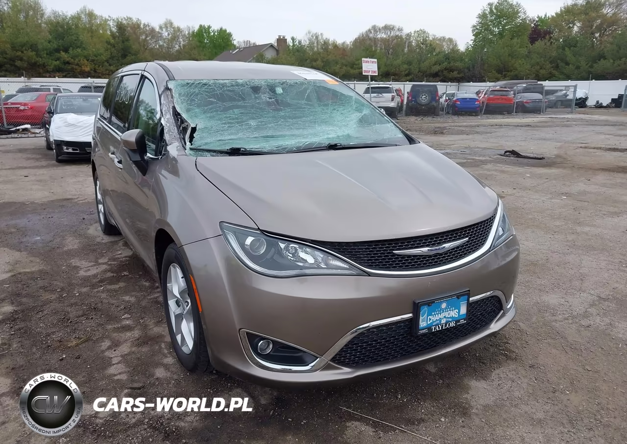 2017 Chrysler Pacifica Touring Plus VIN:2C4RC1BG9HR844540 - 6