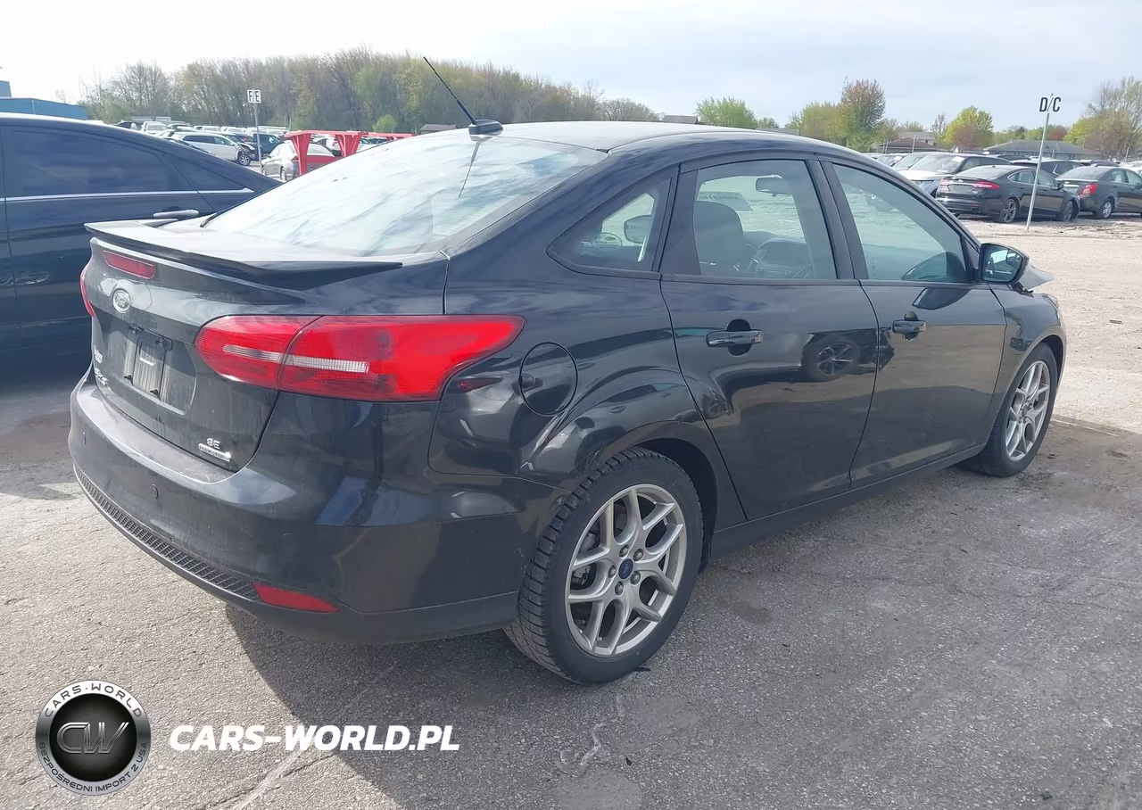 2015 Ford Focus Se VIN:1FADP3F22FL355417 - 4