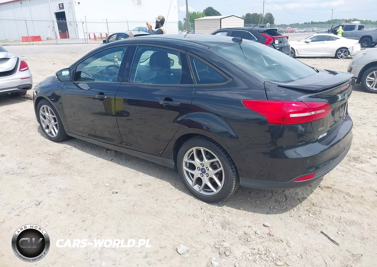 2015 Ford Focus Se VIN:1FADP3F23FL280582 - 3