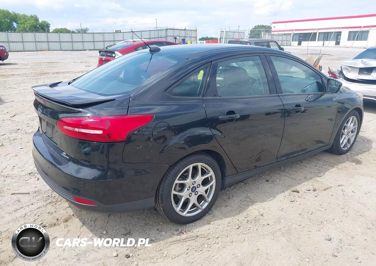 2015 Ford Focus Se VIN:1FADP3F23FL280582 - 4