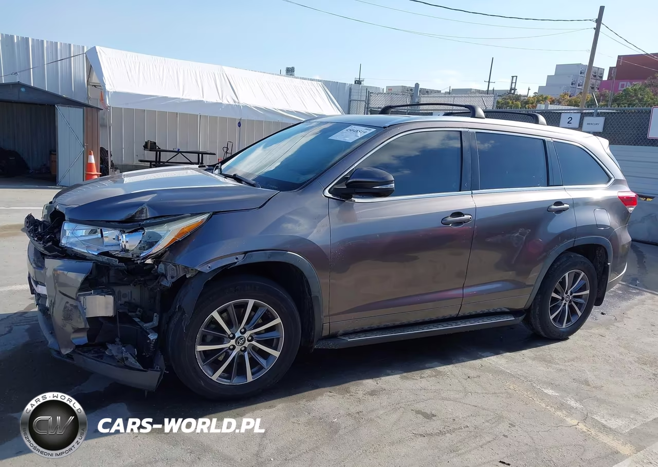 2018 Toyota Highlander Xle VIN:5TDJZRFH3JS533342 - 14