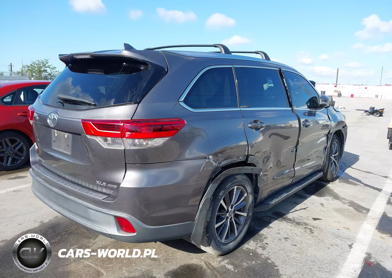 2018 Toyota Highlander Xle VIN:5TDJZRFH3JS533342 - 4