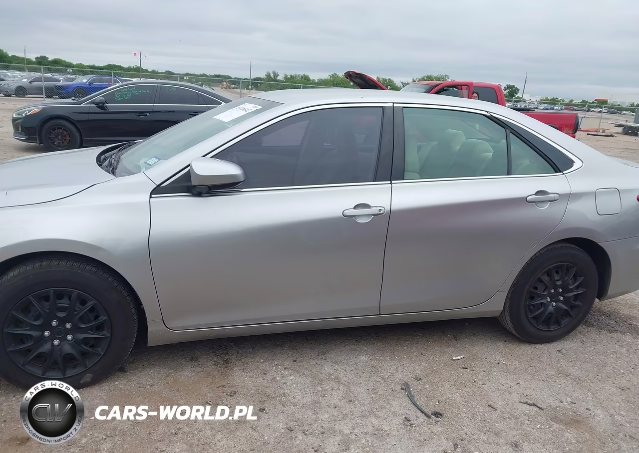 2015 Toyota Camry Le VIN:4T1BF1FK9FU100326 - 14