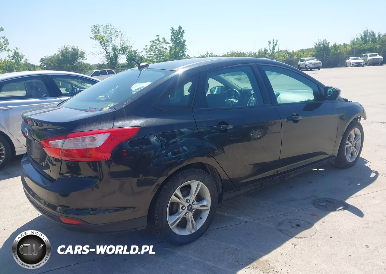 2014 Ford Focus Se VIN:1FADP3F28EL410791 - 4
