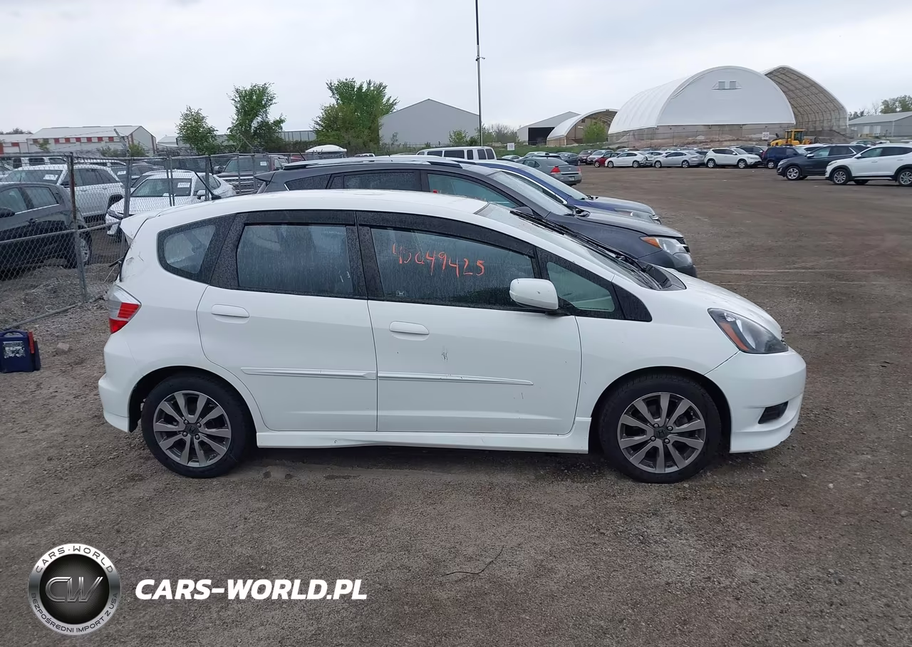 2013 Honda Fit Sport VIN:JHMGE8H55DC021833 - 13